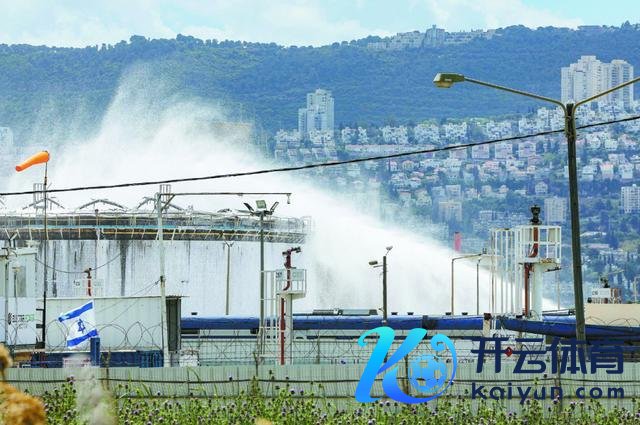 据以色列第12频谈电视台30日报谈，以北部城市海法的真金不怕火油厂今日在导弹热切中发火。图为消防员正在熄灭。 （视觉中国）